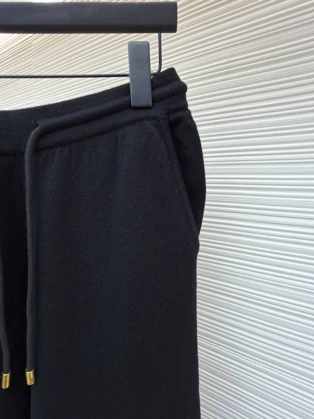 LOUIS VUITTON wool knitted printed leggings trousers ●Original version: Purchased and developed by 13100 ●Item number: 1682078-B70 ●Fabric: wool blended fabric ●Technology: knitted ●Color: black ●Version: fitted version ●Weight: about 510 grams ●Size: S-M-L-XL ●Description: Wool custom-dyed with 48s cashmere blended imported yarn, imported Stoll 14-needle double-sided jacquard process, a single piece takes 280 minutes per piece, the pockets are made of 60s modal cotton, the cashmere feels very soft and waxy, with high warmth retention, custom-made logo zipper, specific three-label washing, the overall routing is straight and delicate, the fabric is comfortable and soft, the color is consistent and no color difference It can be matched with the same style to create a fashionable look, and can be used in various occasions. Customized accessories, complete with three standards, same style for men and women!